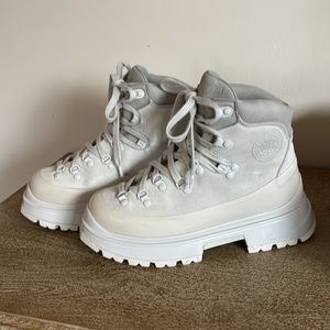 Like New Canada Goose Journey Boot in hard to find “limestone”